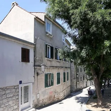 Apartment Monfrina 2, Stylish Old Town Near